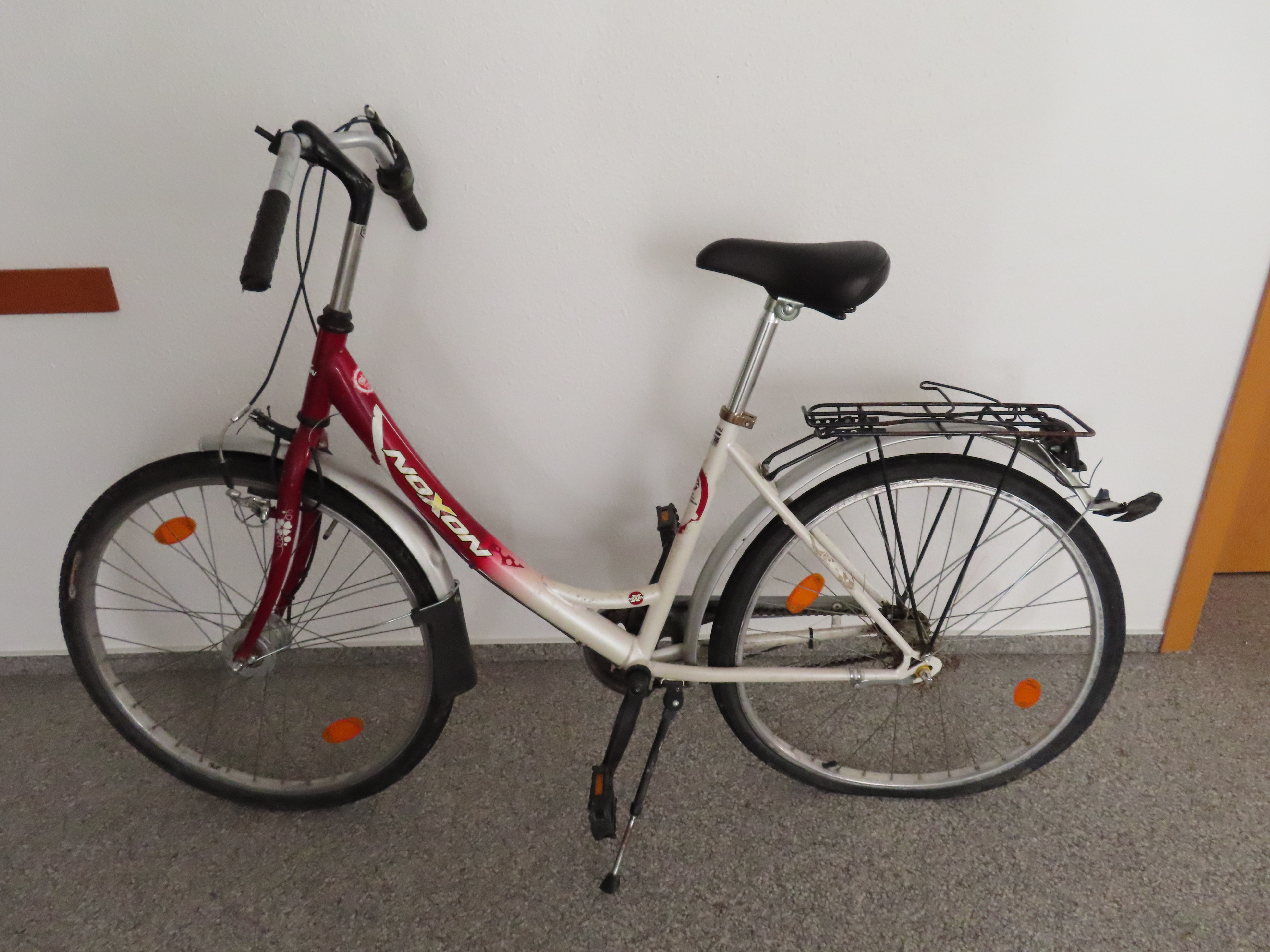 10_2026 rotes Fahrrad