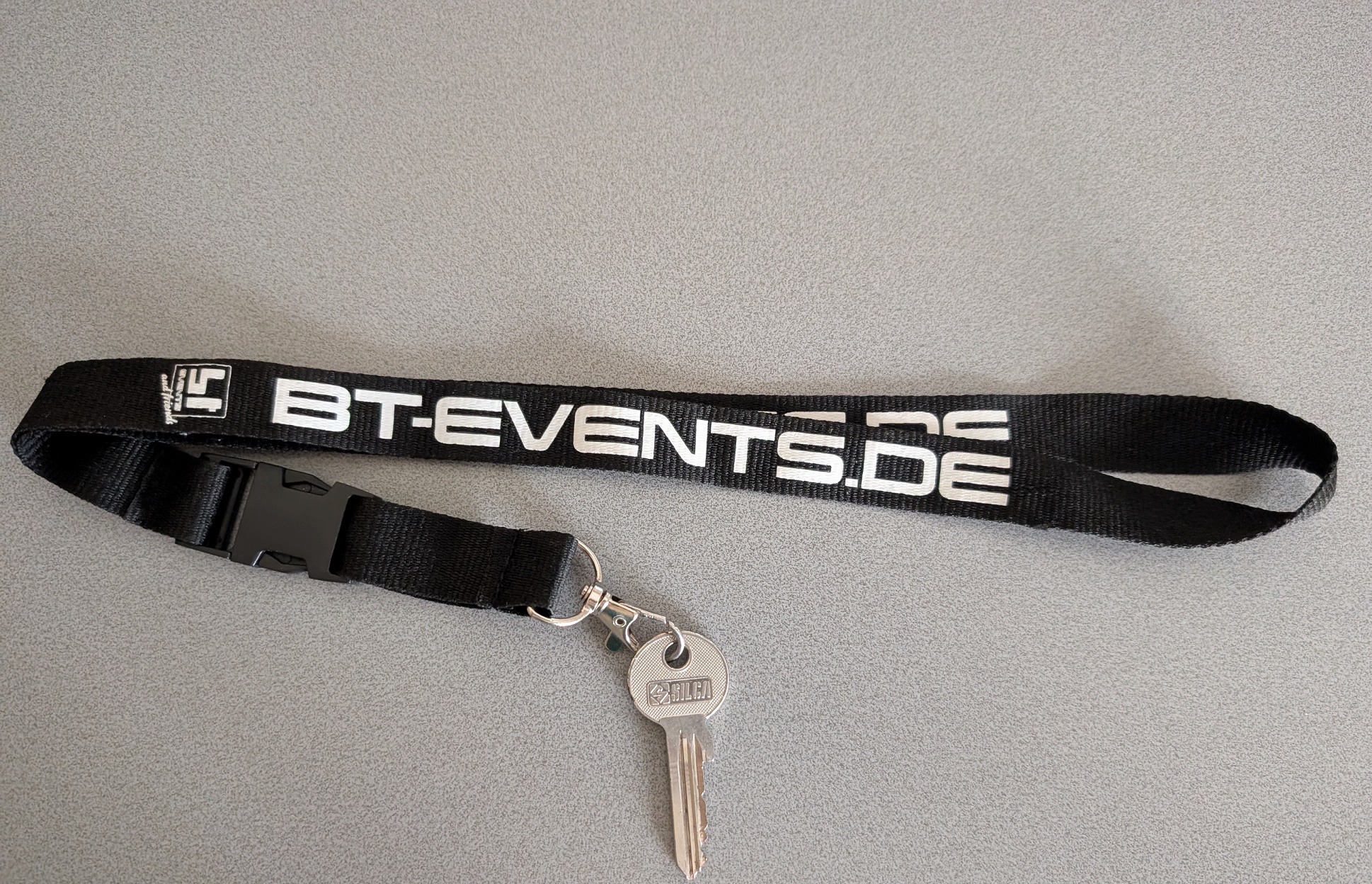 ein Schlüssel mit schwarzem Band